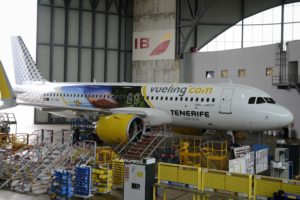 El Airbus A320 EC-NEX de Vueling con su nueva decoración promocionando la isla de Tenerife.