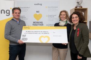 Acto de entrega de la donación de Vueling a la ONG Banc dels Aliments de Barcelona.
