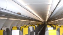 Cabina de pasajeros de un Airbus A320 de Vueling.