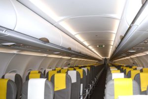 Cabina de pasajeros de un Airbus A320 de Vueling.