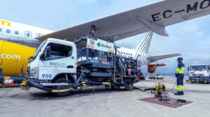 Suministro de SAF a un avión de Vueling en el aeropuerto de Barcelona-El Prat.