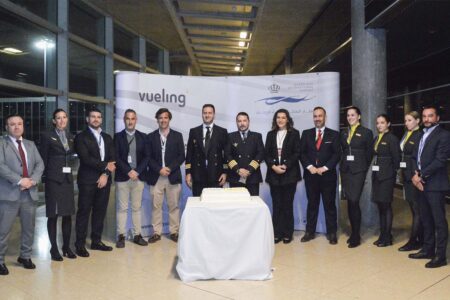 La tripulación del primer vuelo de Vueling a Amán junto a directivos de la aerolínea y del aeropuerto Queen Alia.