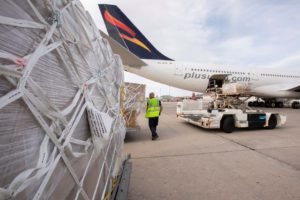 Descarga en Canarias de material sanitario de un A340 de Plus Ultra