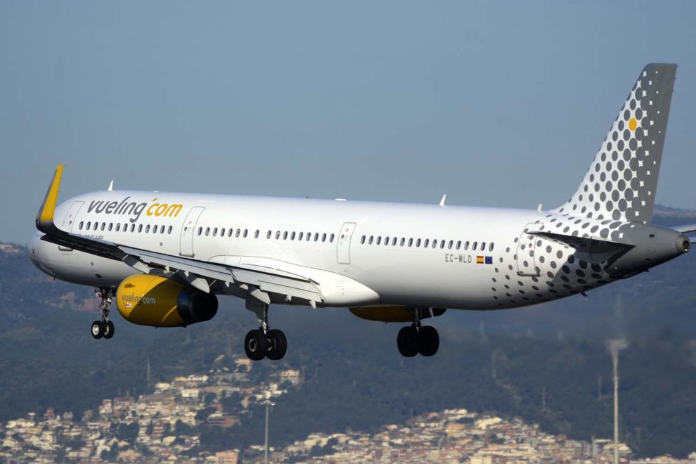 Airbus A321 de Vueling aterrizando en el aeropuerto de Barcelona.