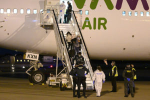 ciudadanos españoles repatriados a bordo de un vuelo de Wamos Air.