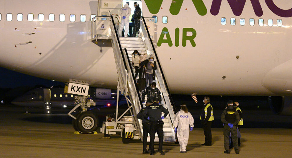 ciudadanos españoles repatriados a bordo de un vuelo de Wamos Air.