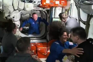 La NASA retransmitió en directo por su canal de TV la llegada a bordo de la Starliner de Wilmore y Williams a la ISS.