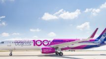El centésimo avión de la familia Airbus A320 de Wizz Air es este A321 que ha sido decorado especialmente para conmemorar este hito.