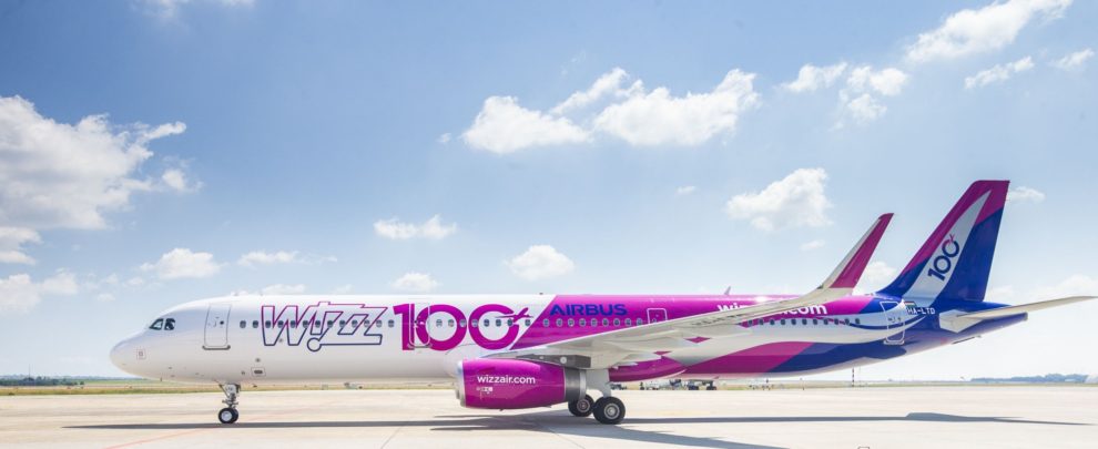 El centésimo avión de la familia Airbus A320 de Wizz Air es este A321 que ha sido decorado especialmente para conmemorar este hito.