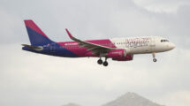 Airbus A320 de Wizz Air aterrizando en Barcelona.