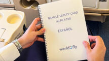 Tarjetas de seguridad en braille en los aviones de World2Fly.