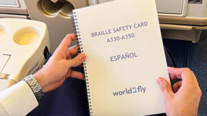 Tarjetas de seguridad en braille en los aviones de World2Fly.