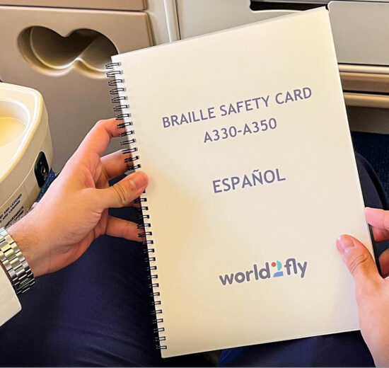 Tarjetas de seguridad en braille en los aviones de World2Fly.