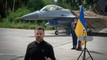 Zelenski durante la presentación de los primeros F-16 ucranianos.