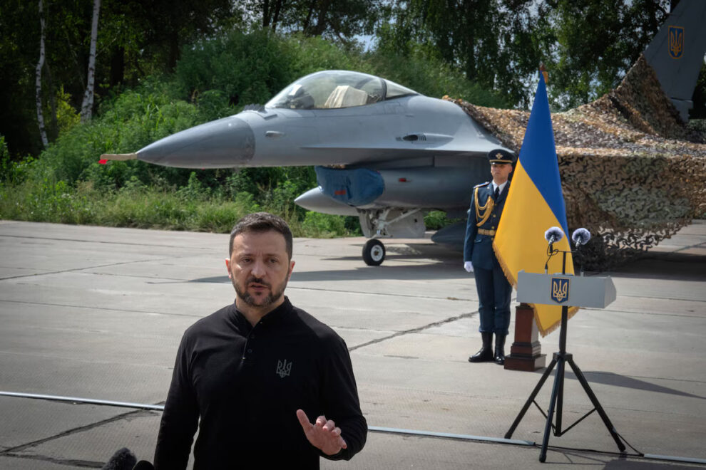 Zelenski durante la presentación de los primeros F-16 ucranianos.