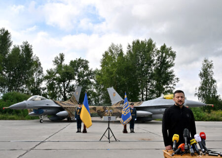 Presentación de dos de los Lockheed Martin ucranianos, Uno lleva la cúpula dorada y el otro transparente.