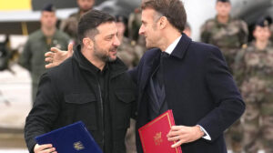Zelensky y Macron tras la firma del acuerdo para suministrar 100 Rafale y otro armamento a Ucrania.