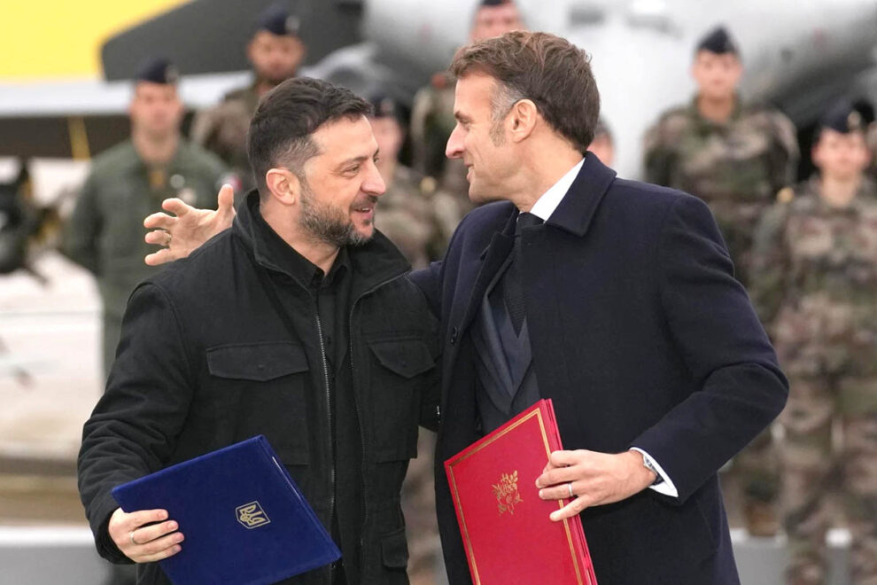 Zelensky y Macron tras la firma del acuerdo para suministrar 100 Rafale y otro armamento a Ucrania.