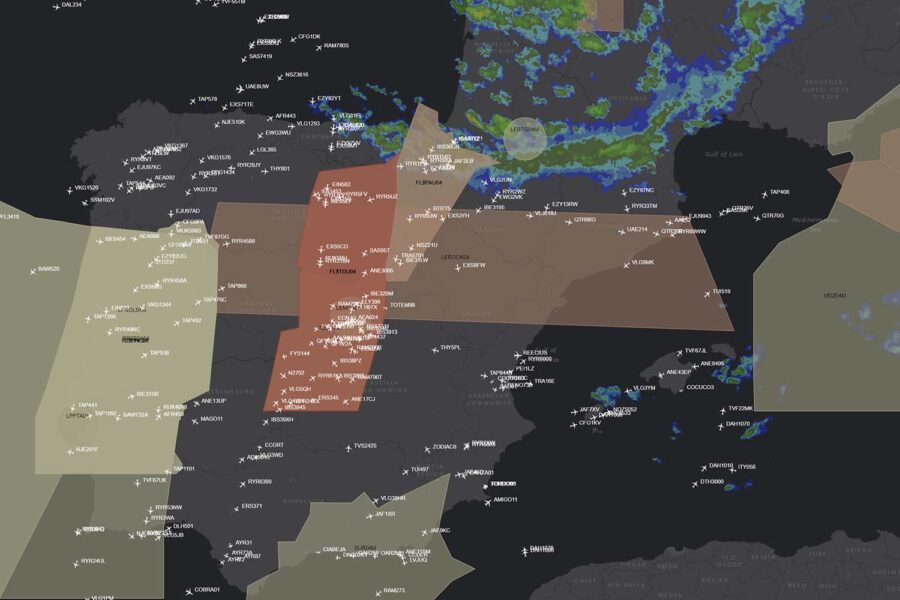 La franja marrón horizontal es la zona que Enaire cerró al tráfico aéreo sobre España.