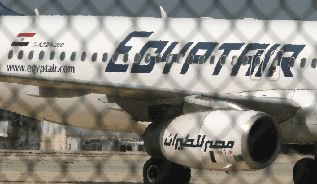 Foto Europa Press. Se entrega el secuestrador del avión de EgyptAir