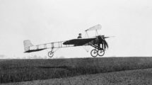 Louis Bleriot pilotando su avión Bleriot XI.