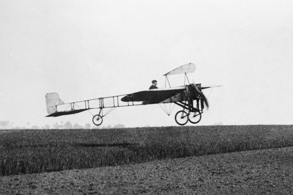 Louis Bleriot pilotando su avión Bleriot XI.