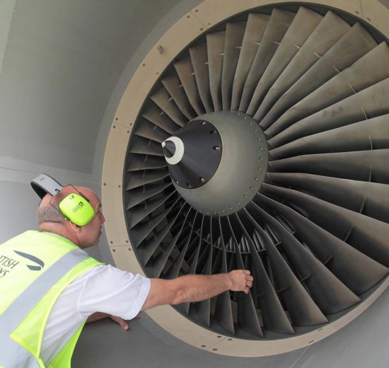 Revisión d eun motor por parte de un técnico de mantenimiento de British Airways.