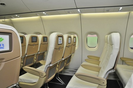 La cabina del C919 con filas de seis asientos en grupos de tres en clase turista.