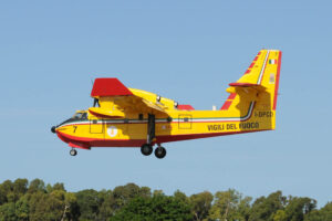 Uno de los Canadair CL-415 italianos operados por Avincis.