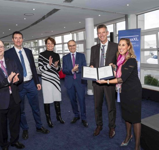 Entrega por EASA de su certificado de tipo para el Beluga XL a los responsables del programa en Airbus.