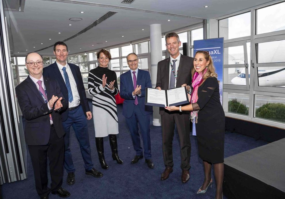 Entrega por EASA de su certificado de tipo para el Beluga XL a los responsables del programa en Airbus.