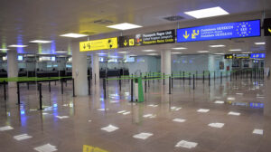 El transporte aéreo avisa a la Unión Europea que los controles de pasaportes en los aeropuertos pueden colapsar en verano.