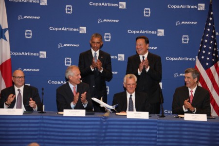 Firma del contrato entre Copa y Boeing por 61 aviones Boeing 737 MAX con los presidentes de Panamá, Juan Carlos Varela Rodriguez, y el Estados Unidos, Barack Obama, como testigos.