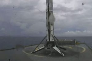 Aterrizaje automático de la primera etapa del cohete Falcon 9 tras el lanzamiento de la Crew Dragon.