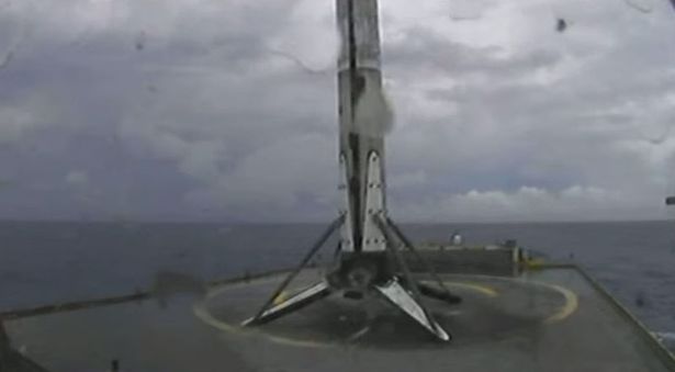 Aterrizaje automático de la primera etapa del cohete Falcon 9 tras el lanzamiento de la Crew Dragon.
