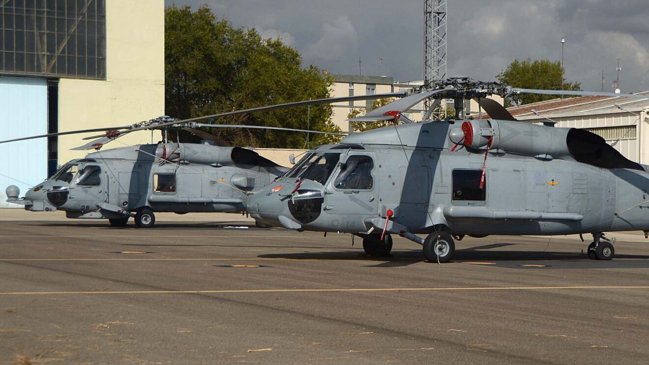 Las diferencias entre los SH-60F (delante) y SH-60B de la Armada son evidentes.