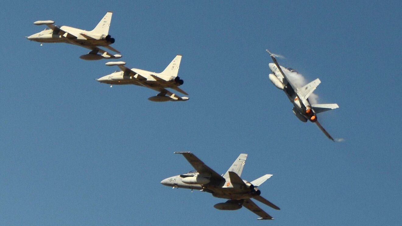 Regreso a Torrejón de dos de los F-5 y dos F/A-18 tras participar en el desfile aéreo.