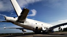El primer Airbus A380 desguazado a la espera de ser achatarrado.