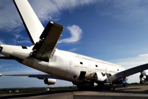 El primer Airbus A380 desguazado a la espera de ser achatarrado.