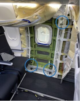 Fotografía de Boeing tras los trabajos de reparación en la que los círculos azules marcan la ausencia de los pernos de retención.