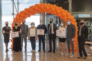 Las tres parejas premiadas por Easyjet junto al capitán Tomás Millet.