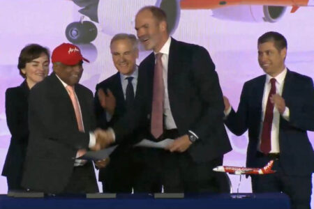 Firma de la compra de 150 Airbus A220-300 por parte de Air Asia.