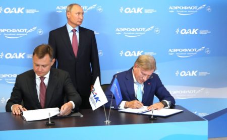 Firma del acuerdo por 100 SSJ100 a cargo de Vitaly Saveliev, presidente de Aeroflot y Yury Slyusar, presidente de United Aircraft Corporation con el presidente ruso, Vladimir Putin como testigo.