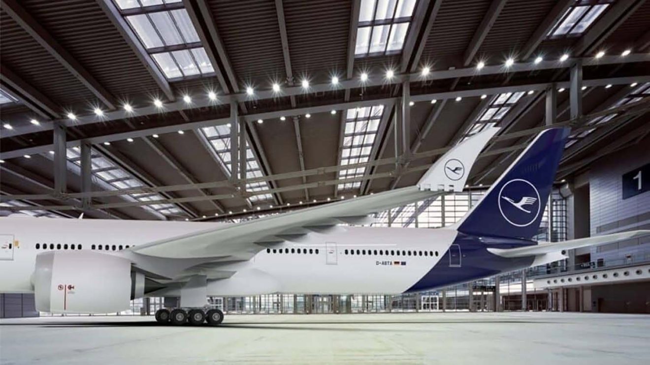 El primer B-777-9 para Lufthansa, con sus dos GE9X, acaba de salir del hanagar de pintura.