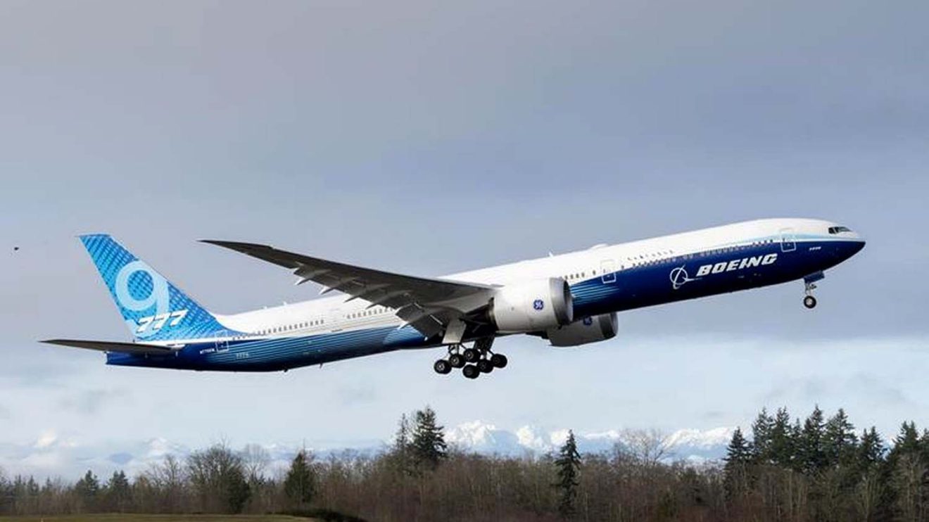 Despegue del Boeimg 777X en su vuelo inaugural, propulsado por dos General Electric GE9X.