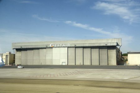 Uno de los hangares de Iberia en Barajas, ya con su nuevo cartel de Gestair.