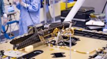 El helicptero marciano plegado e instalado en su posición de transporte en el rover Persevrance de la NASA.
