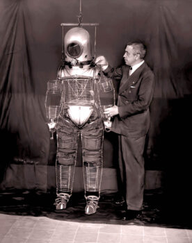 Herrera junto a la estructura metálica parte de su traje estratosférico.