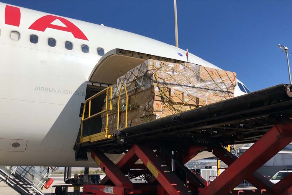 Descarga de un cargamento de flores de un A330 de Iberia en Madrid-Barajas.