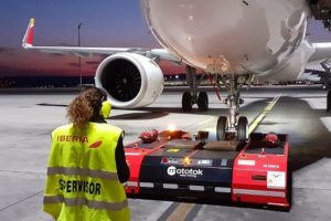 Iberia usará remolques por control remoto en los aeropuertos de Madrid y Barcelona.